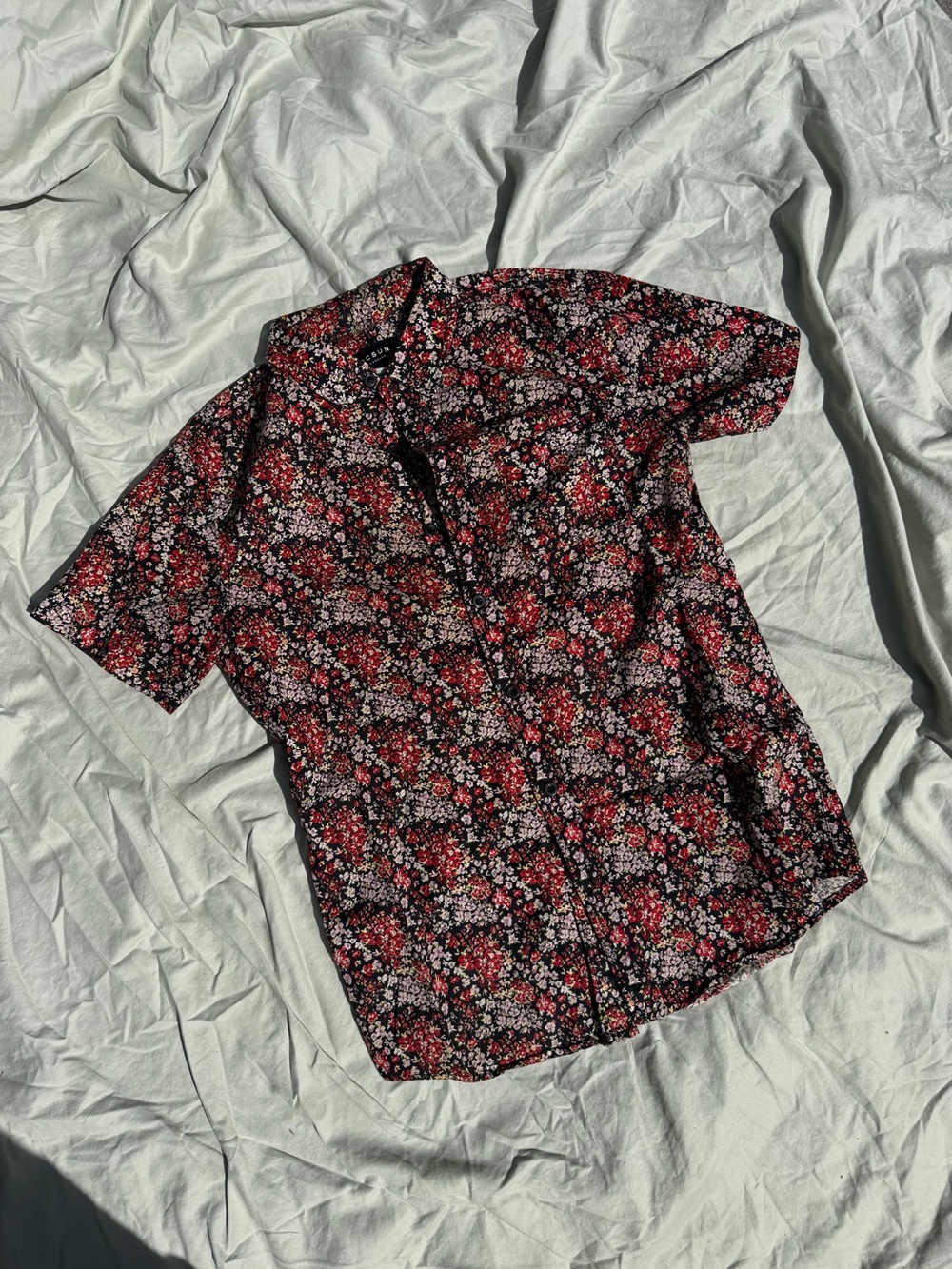 PacSun Short-Sleeve Floral Button-Up Shirt in Red and Black